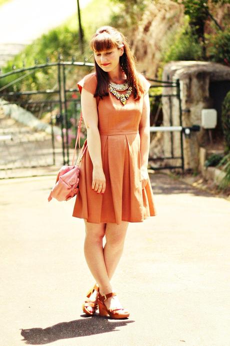 Collier Shourouk et robe de demoiselle pour journée chic collier shourouk robe tara jarmon sac burberry