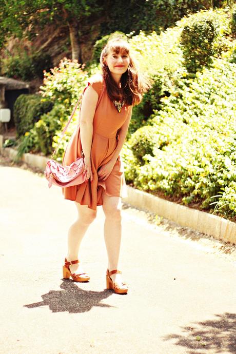 Collier Shourouk et robe de demoiselle pour journée chic collier shourouk robe tara jarmon sac burberry