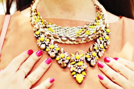 Collier Shourouk et robe de demoiselle pour journée chic collier shourouk blog mode