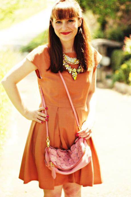 Collier Shourouk et robe de demoiselle pour journée chic collier shourouk robe tara jarmon sac burberry the petal