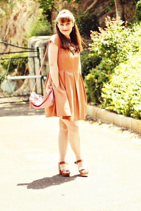 Collier Shourouk et robe de demoiselle pour journée chic collier shourouk robe tara jarmon sac burberry