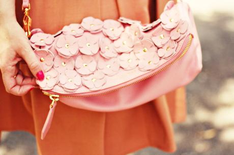 Collier Shourouk et robe de demoiselle pour journée chic burberry the petal sac street style burberry the petal