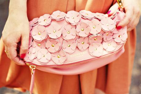 Collier Shourouk et robe de demoiselle pour journée chic collier shourouk robe tara jarmon sac burberry