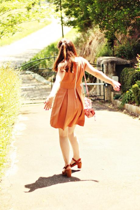 Collier Shourouk et robe de demoiselle pour journée chic collier shourouk robe tara jarmon sac burberry