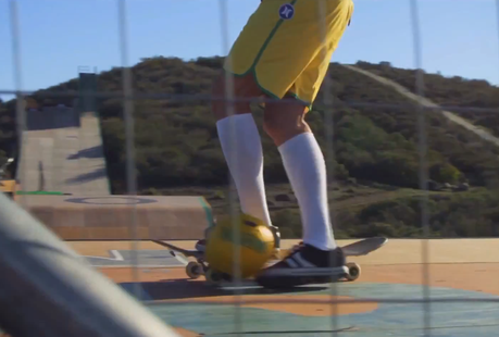 Bob Burnquist invente le « footskateboard » Bob Burnquist invente le « footskateboard »