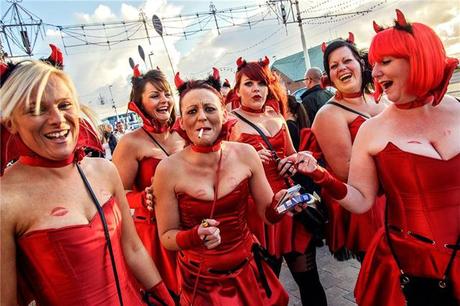 Il photographie les enterrements de vie de jeune fille en Angleterre stags-hens-and-bunnies03