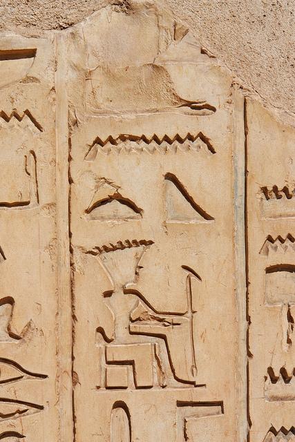 Elle fut exotique, belle, élégante, raffinée, la divine panachée Anouket et le temple d'Ouadi el-Seboua ! (6) en Égypte ancienne ! http://farm7.static.flickr.com/6074/6099153391_d1db937e43_z.jpg