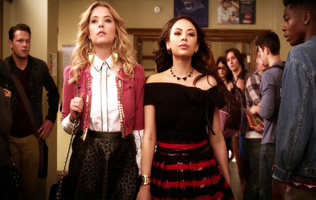 Les critiques // Pretty Little Liars : Saison 5. Episode 3. Surfing the Aftershocks. Les critiques // Pretty Little Liars : Saison 5. Episode 3. Surfing the Aftershocks.