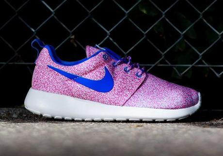 Nike wmns Roshe Run Print White Cobalt Magenta nike-wmns-roshe-run-summit-white-hyper-cobalt-light-magenta-02