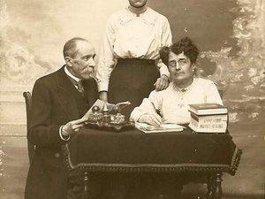 1915-04-21 Reims Albert DENONCIN Marthe DENONCIN Claire DAMVILLE epouse d'Albert DENONCIN. sur la table le fameux Almanach Matot-Braine de Reims