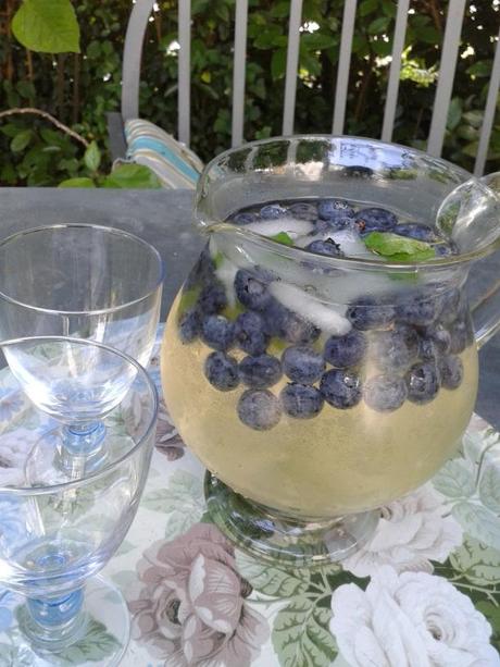 Punch fruité au vin blanc et aux myrtilles punch fruité au vin et aux myrtilles