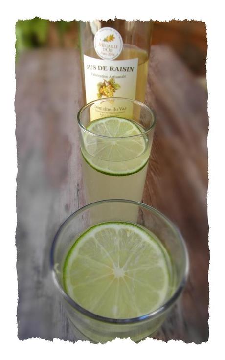 Cocktail sans alcool raisin blanc et citron vert 