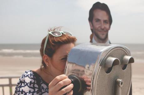 Elle photographie son quotidien aux cotés d’un Bradley Cooper en carton My-life-with-Bradley-Cooper11