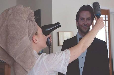 Elle photographie son quotidien aux cotés d’un Bradley Cooper en carton My-life-with-Bradley-Cooper04