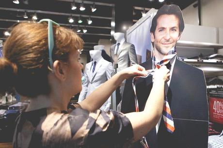 Elle photographie son quotidien aux cotés d’un Bradley Cooper en carton My-life-with-Bradley-Cooper13