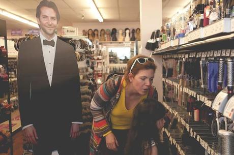 Elle photographie son quotidien aux cotés d’un Bradley Cooper en carton My-life-with-Bradley-Cooper08
