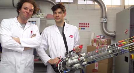 La pistolet à eau le plus cool du monde ? sugru-builds-the-coolest-water-pistol-ever2