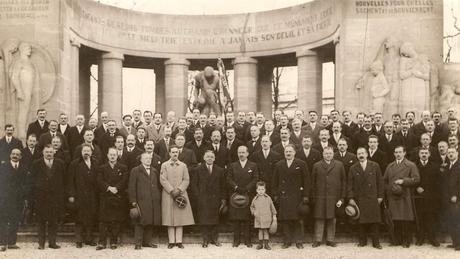 Janvier 1931 – Commémoration au Monument au morts 14-18 à Reims avec des anciens combattants.