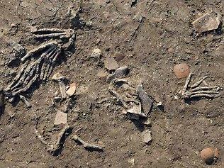 Il fut ce rédempteur, ce sauveur, ce libérateur des Deux-Terres : Ahmôsis, quand la reconquête militaire fut décidée... (3) En Égypte ancienne ! http://resources3.news.com.au/images/2012/08/11/1226448/144311-hands.jpg