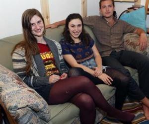 Trois étudiants trouvent 40000$ dans un canapé