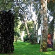 Vue du parc de sculptures avec Déchainés d’Arman, 1991 © Photo : Archives Bernar Venet, New York