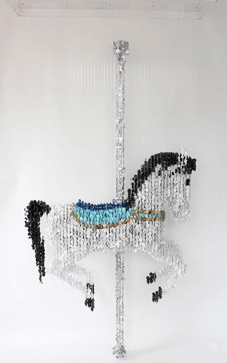 cheval augusto esquivel Impressionnant : les sculptures de boutons suspendus
