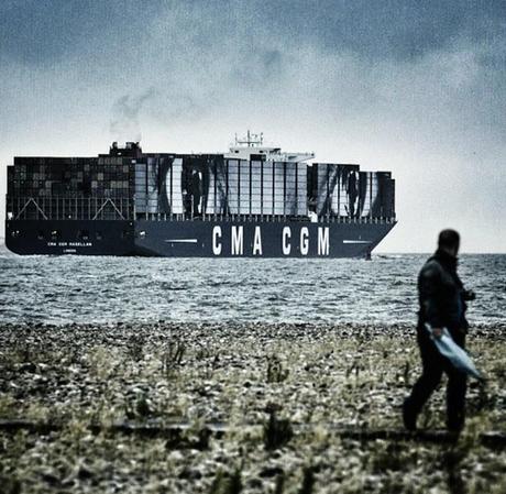 jr L’artiste JR réalise une oeuvre d’art géante sur un bateau porte-conteneurs
