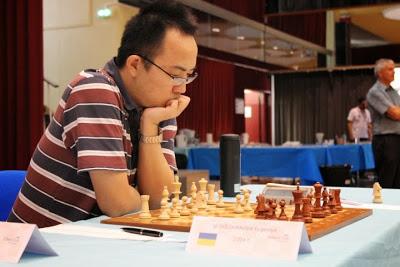 Le grand-maître d'échecs Ni Hua accroché par Doluhanova lors de la ronde 2 du Master de Montpellier 2014 - Photo © Chess & Strategy