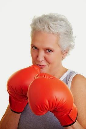 Femme combative avec gants de boxe