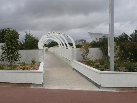 La troisième entrée du Parc Passerelle de l'hôtel du Futuroscope