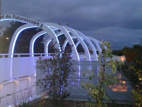 La troisième entrée du Parc Eclairage de nuit