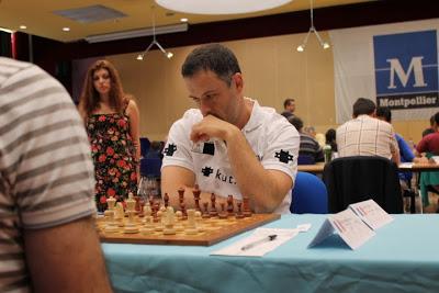 Le GMI Christian Bauer (2649), 2e Elo du tournoi, bat logiquement le joueur d'échecs français d'origine arménienne Armen Petrossian (2380) lors de la ronde 4 du Master de Montpellier 2014 - Photo © Chess & Strategy