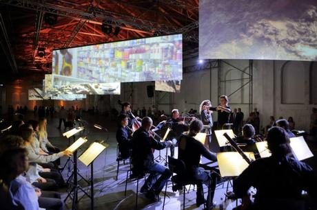 Opéra moderne: Die Flut  de Boris Blacher sous les installations vidéo  d'Aernout Mik