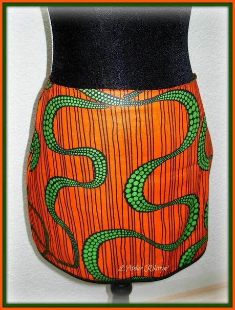 Mini-jupe en Wax orange et serpents verts Mini-jupe en Wax orange et serpents verts