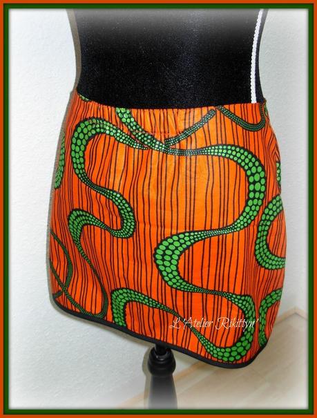 Mini-jupe en Wax orange et serpents verts Mini-jupe en Wax orange et serpents verts