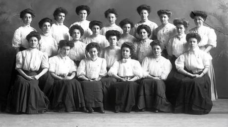 La Gibson Girl : icône américaine de la Belle Epoque Sorority-Alpha-Chi-Omega--1908.jpg