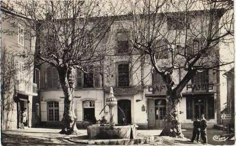 place-de-la-mairie-circulee-en-1965-deux-hommes-a-droite-cafe-de-paris.1222963559.thumbnail