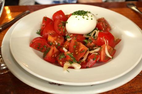 Chez Julien Salade de tomates œuf mollet © P.Faus 