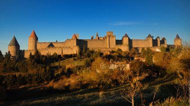 Carcassonne à la lueur des flambeaux … entre catharisme et inquisition Carcassonne à la lueur des flambeaux … entre catharisme et inquisition