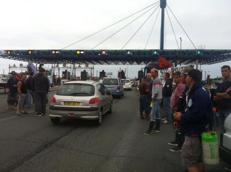 Péage du pont de ‪#‎Ré‬ gratuit ce samedi 19 juillet. Manifestation des ostréiculteurs et des mytiliculteurs.
