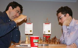 Echecs à Dortmund : Vladimir Kramnik (2777) 1/2 Fabiano Caruana (2789) © Photo site officiel