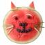 Pour faire manger des fruits aux enfants, rien de mieux que les idées ludiques !  Amusez-vous à dessiner des formes et des bonhommes avec les fruits  ! Ici l'exemple d'une tête de chat avec une pastèque et quelques cassis est très facile à réaliser.