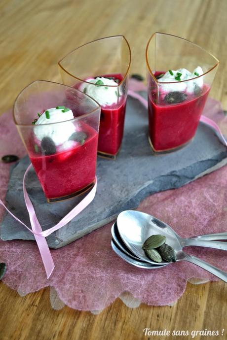 Gaspacho de betterave, chantilly au chèvre frais et à la ciboulette Gaspacho de betterave, chantilly au chèvre frais et à la ciboulette