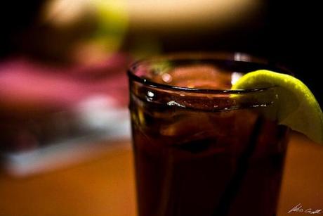 Thé glacé au citron vert verre the glace rondelle citron jaune