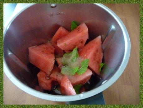 Soupe fraîche à la pastèque Cliquer sur les flèches, décoration réalisée avec ma cuillère Déglon