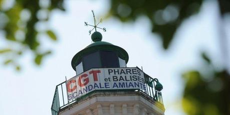 Amiante : la CGT grimpe au phare de La Rochelle pour interpeller Ségolène Royal