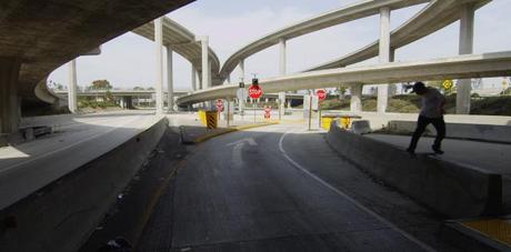 Il skate dans un Los Angeles complètement déserté urban-isolation2