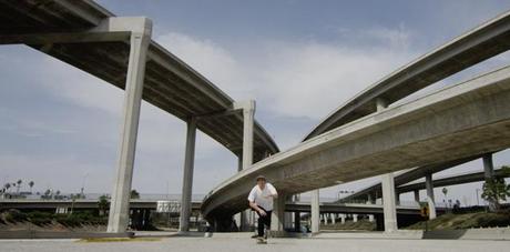 Il skate dans un Los Angeles complètement déserté urban-isolation4