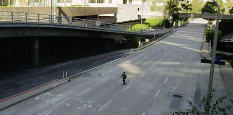 Il skate dans un Los Angeles complètement déserté urban-isolation1