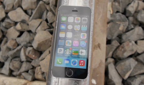 Insolite : deux iPhone 5S écrasés par un train iPhone 5S train rails